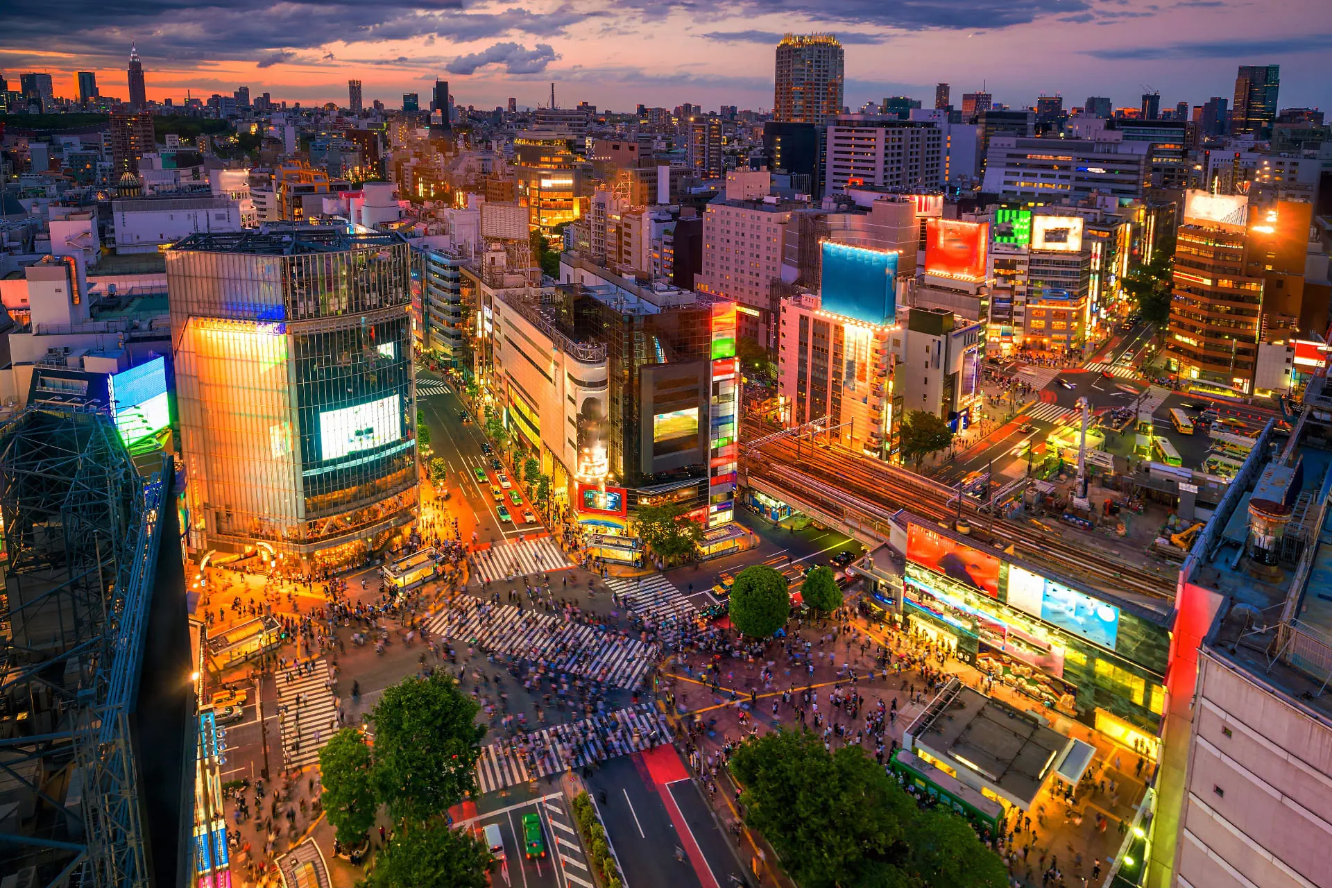 渋谷駅前のスクランブル交差点を上空から俯瞰した写真